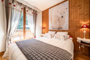 een slaapkamer met een bed met een ijsbeer foto aan de muur bij Au Rêve Savoyard 5 in Morillon