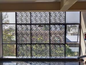 una ventana con una pared estampada en blanco y negro en Sambhrama Residency, en Shimoga