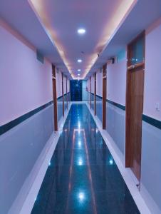 シモガにあるSambhrama Residencyの青い灯りを持つ長い廊下