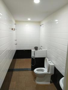 Koupelna v ubytování Sambhrama Residency