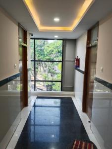 korytarz z dużym oknem w budynku w obiekcie Sambhrama Residency w mieście Shivamogga
