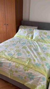 Uma cama ou camas num quarto em Spacious Apartment - green & peaceful