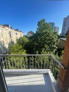 d'un balcon offrant une vue sur la ville. dans l'établissement Spacious Apartment - green & peaceful, à Ljubljana