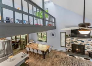 una cucina e una sala da pranzo con tavolo e sedie di Vacation Home w Game Room Sauna Hot Tub Private Pool a East Stroudsburg