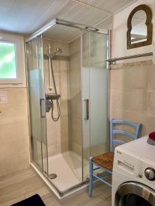 um chuveiro na casa de banho com uma máquina de lavar roupa em Maisonnette à Portissol, plages et Port à pieds! em Sanary-sur-Mer