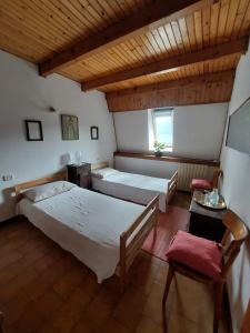 a large room with two beds and a table at Lago Ballano 