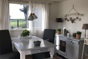 Kuchyň nebo kuchyňský kout v ubytování Liefdevol chalet aan het meer