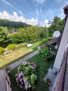 einen Balkon mit Blick auf einen Garten mit Blumen in der Unterkunft Lago Ballano 