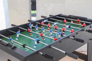 Een tafel met speelgoedmensen erop. bij TD Villa Patrizia Pool & Alfresco Kitchen in Monopoli +28 foto's