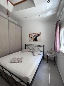 een slaapkamer met een bed in een kamer bij Angel home in Ioannina
