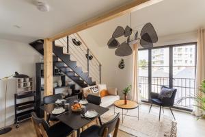 - un salon avec un escalier, une table et des chaises dans l'établissement Le Saint Martin Bis - Bel appartement moderne et confortable, à Rennes