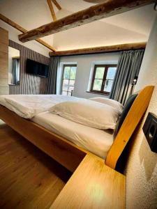 a bedroom with a large bed in a room at Neu! Ferienhaus Moritz & Josie (zur Alleinnutzung) / Eröffnung 01. Juli 2023 in Ohlstadt