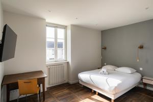 a bedroom with a bed and a desk and a television at La Maison Du Verger - 4 chambres aux portes de Rennes in Saint-Jacques-de-la-Lande