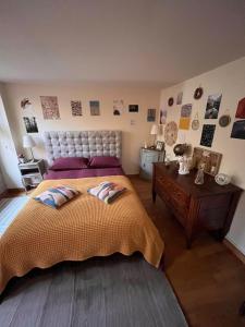 een slaapkamer met een bed met 2 kussens erop bij COSY POTET in Dijon