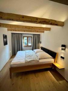 een slaapkamer met een groot bed in een kamer bij Neu! Ferienhaus Moritz & Josie (zur Alleinnutzung) / Eröffnung 01. Juli 2023 in Ohlstadt