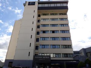 un edificio blanco alto con un letrero. en Eurosol Leiria & Eurosol Jardim, en Leiria
