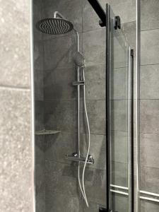 um chuveiro com uma porta de vidro na casa de banho em Appartement T4 centre-ville em Soissons