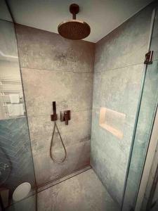 een badkamer met een douche en een glazen deur bij Neu! Ferienhaus Moritz & Josie (zur Alleinnutzung) / Eröffnung 01. Juli 2023 in Ohlstadt