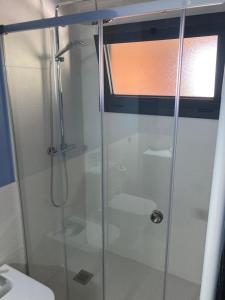 um chuveiro com uma porta de vidro na casa de banho em Casa con vista y jardín, a 20' de la playa em Sant Cebrià de Vallalta