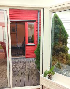 Villa Herrhagen في أوبسالا: باب احمر على منزل به سطح