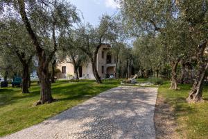een loopbrug door een park met bomen bij CASA LOMBARDI in Malcesine