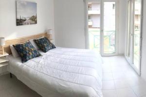 Postel nebo postele na pokoji v ubytování Duplex Port Frejus 5’ plage et commerces