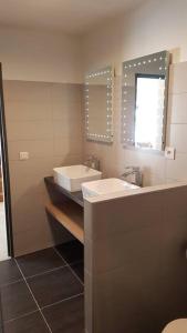 Koupelna v ubytování Duplex Port Frejus 5’ plage et commerces + 15 fotografií