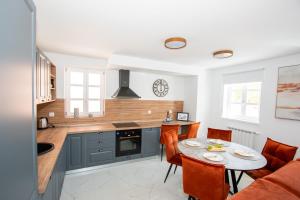 a kitchen and living room with a table and chairs at Apartmani Kac in Karlovac