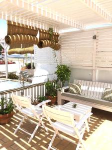 - deux chaises et une table sur la terrasse dans l'établissement Siete Balcones y un patio, à Vejer de la Frontera
