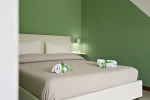um quarto com uma cama com toalhas em Residenza IL COLLE em Subiaco