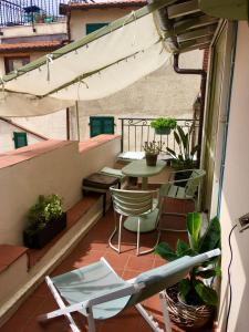 Il dispose d'une terrasse avec une table et des chaises. dans l'établissement I Tetti di Via Corradi, à Sanremo