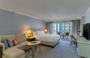 um quarto de hotel com uma cama e um sofá em Hyatt Regency Clearwater Beach Resort & Spa em Clearwater Beach