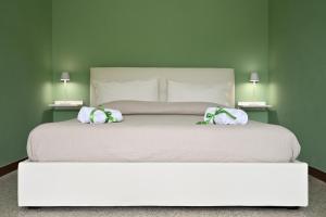 sypialnia z dużym łóżkiem z 2 poduszkami w obiekcie Residenza IL COLLE w mieście Subiaco