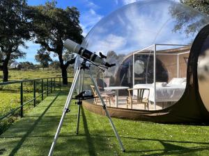 um telescópio num tripé ao lado de uma tenda em Finca El Cortiñal em Valencia de Alcántara