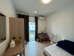 a bedroom with a bed and a large window at ไนซ์สเตย์ เฮาส์ แอทคลองสาม รังสิต คลองหลวง ปทุมธานี Nice Stay House at Khlong Sam - Rangsit - Khlong Luang - Phathumthani in Ban Talat Rangsit