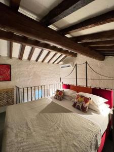 Un dormitorio con una cama grande en una habitación. en BorgoDeGreci Apartments, en Florencia