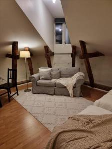 ein Wohnzimmer mit einem Sofa und einem Fenster in der Unterkunft Cosy Apartment in heart of Stockholm Sweden in Stockholm