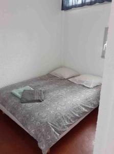 Un pat sau paturi într-o cameră la ROSEVA - T2 vue mer - climatisation