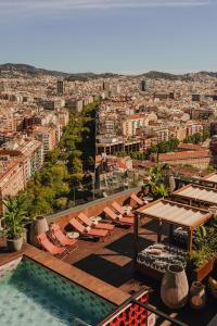 une piscine sur le toit avec des chaises et une vue sur la ville dans l'établissement Nobu Hotel Barcelona, à Barcelone