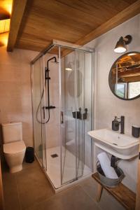 a bathroom with a shower and a sink at Lar da cima in Folgoso