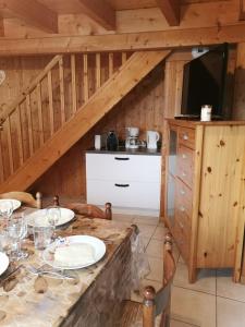 una sala da pranzo con tavolo in una cabina di Demi-Chalet l'Ancolie -- Prox pistes a Les Carroz d'Araches