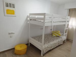Habitación con 2 literas en una habitación en Cullera Mar, en Cullera