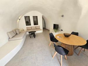 Posezení v ubytování Petroma Cave Suites