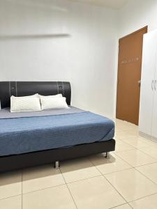 Un pat sau paturi într-o cameră la Macagawa Homestay2