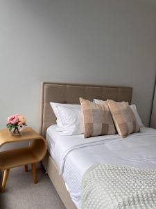 sypialnia z łóżkiem i stołem z kwiatem w obiekcie Style City Apartment Living ! w Melbourne