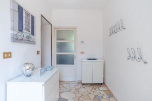 ドマーゾにあるRoomy Apartament in Domaso with small balcony!の洗面台と窓のある白いバスルーム +16枚の写真
