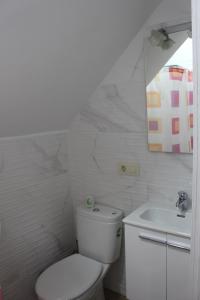 bagno bianco con servizi igienici e lavandino di Mirada al Júcar a La Recueja