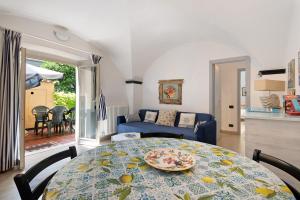 a living room with a table and a couch at Oceane Paradise - Luigi 14 in Levanto