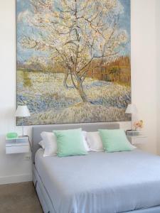 een slaapkamer met een bed met een schilderij aan de muur bij Vecchi Maestri Bed & Breakfast in Arcevia