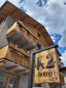 um sinal ao lado de uma casa em K2 home em Bormio